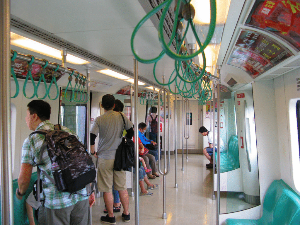 台灣高雄的捷運上有許多民眾正在搭乘
